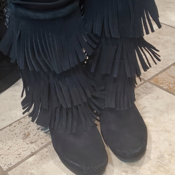 Minnetonka 3-Layer Fringe Boot - Picture 2 of 14